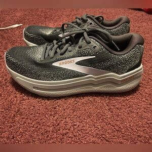 Women’s size 8.5 Ghost Max 2. Running/ walking shoes. Never worn